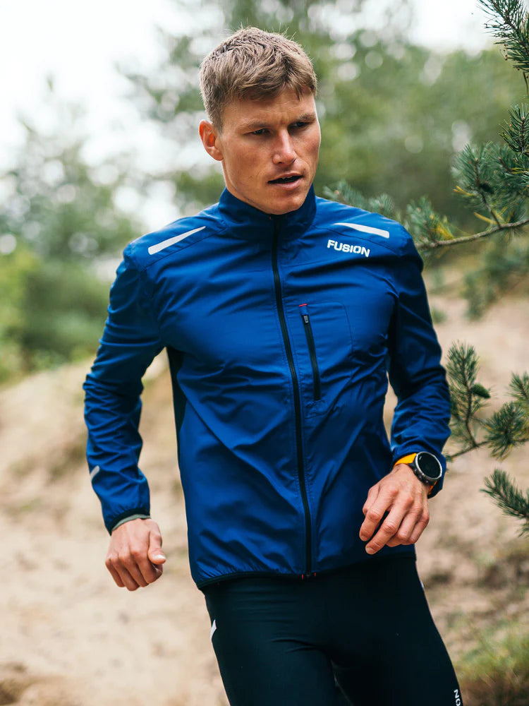 Fusion Men's S1 Run Jacket in Night Blue in action