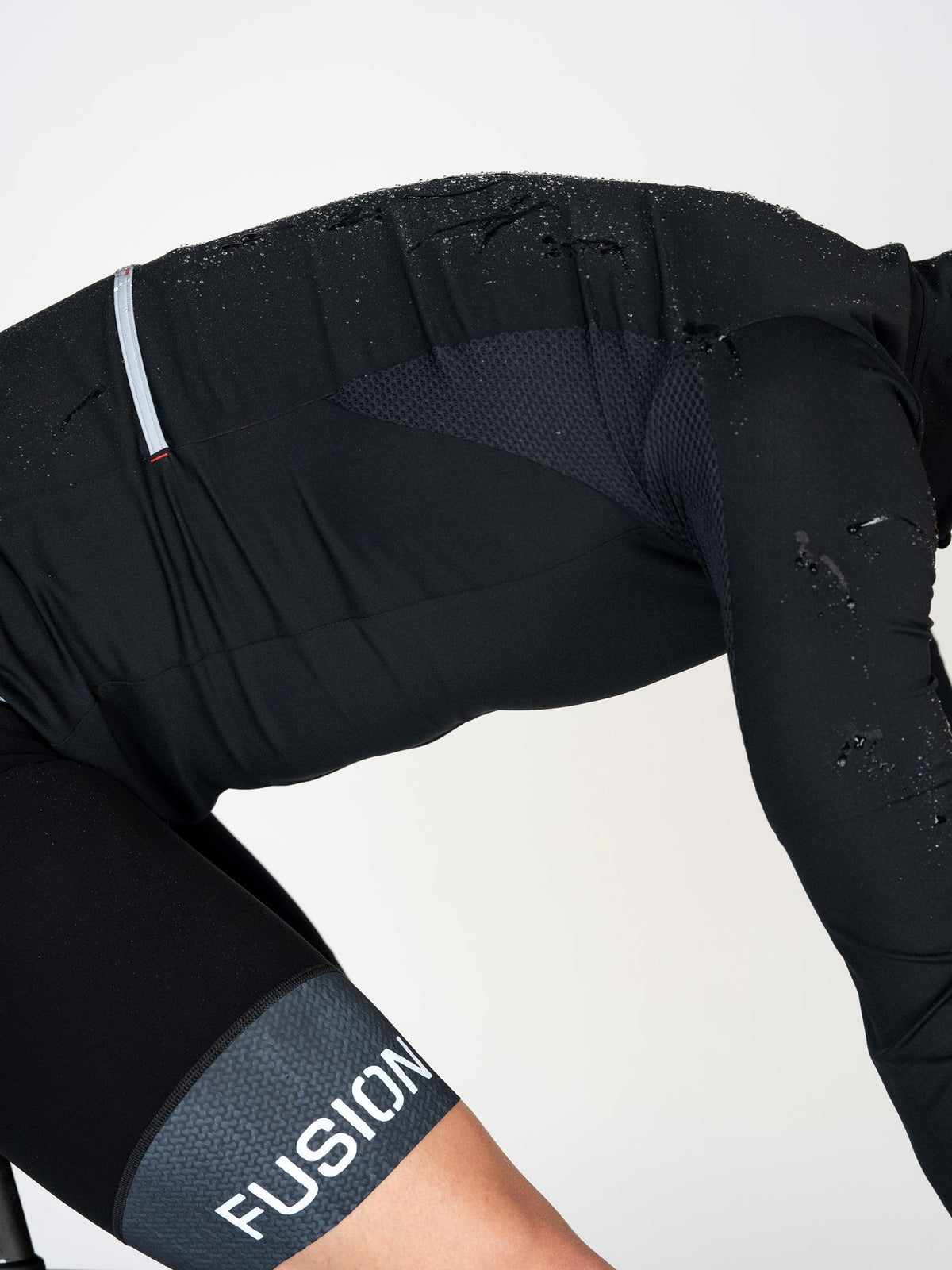 SLi Cycle Jacket Cycle Vestshowing water repellent  